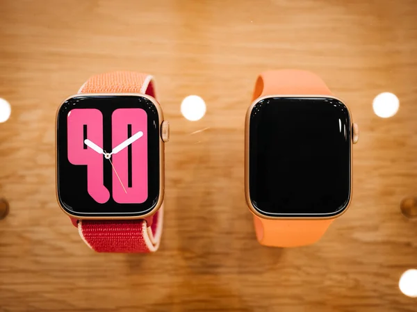 Apple komputery Watch Series 5 trafia do sprzedaży w sklepie — Zdjęcie stockowe