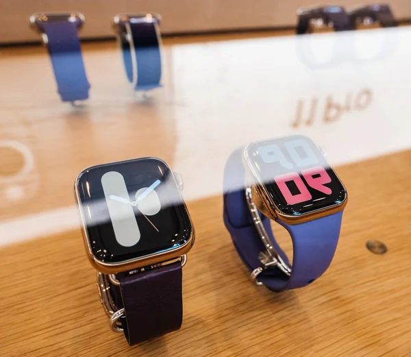 Apple Computers Watch Series 5 sale a la venta en la tienda — Foto de Stock