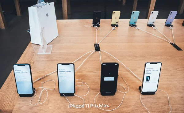 Apple Computers iPhone 11, 11 Pro и Pro Max поступили в продажу — стоковое фото