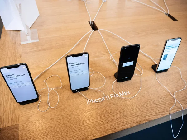 Apple Bilgisayarlar iphone 11, 11 Pro ve Pro Max satışa çıkıyor — Stok fotoğraf