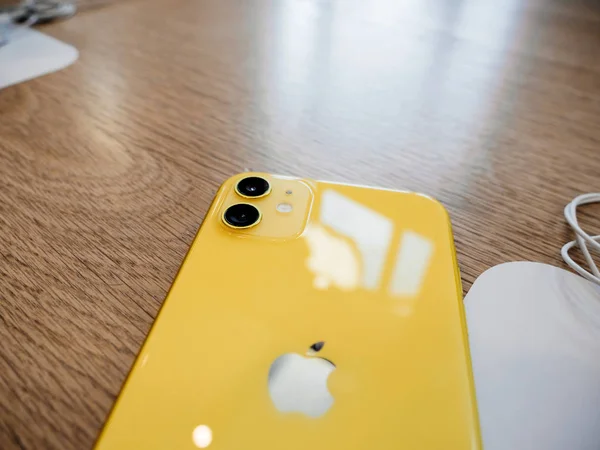 Apple Computers iphone 11 çift kamerayakın çekim — Stok fotoğraf