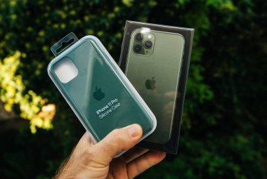 Adam el tutan yeni karton iphpone 11 Pro akıllı telefon