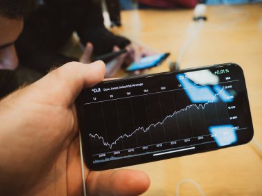 Yeni iphone pro ekranda Dji Dow Jones Sanayi hisse senedi endeksi