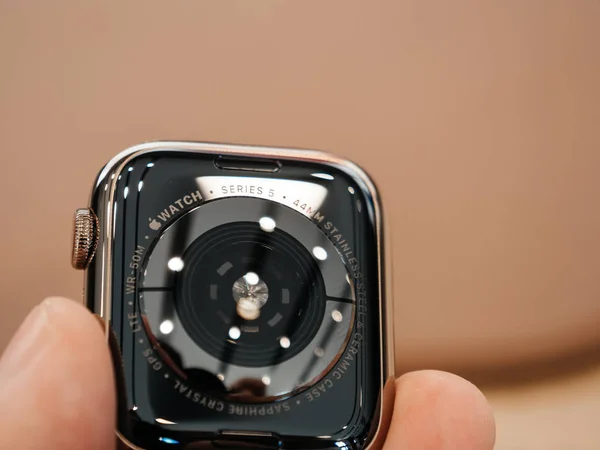 Apple komputery Watch Series 5 trafia do sprzedaży w sklepie — Zdjęcie stockowe