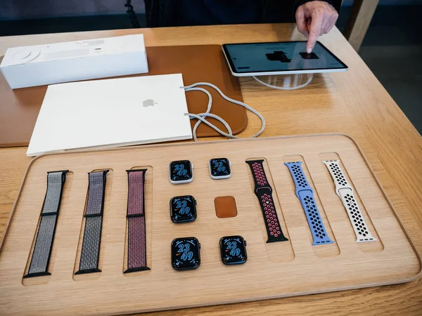 Apple-datorer Watch Series 5 går till försäljning i butik — Stockfoto