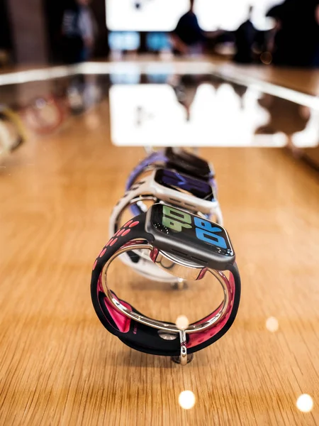 Apple komputery Watch Series 5 trafia do sprzedaży w sklepie — Zdjęcie stockowe