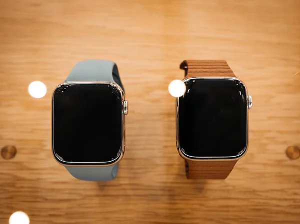 Apple komputery Watch Series 5 trafia do sprzedaży w sklepie — Zdjęcie stockowe