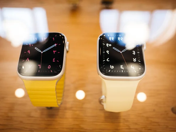 Apple Computer Watch Series 5 va in vendita nel negozio — Foto Stock