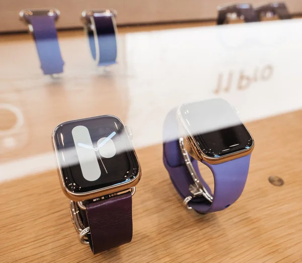 苹果手表手表系列5在商店上市 — 图库照片