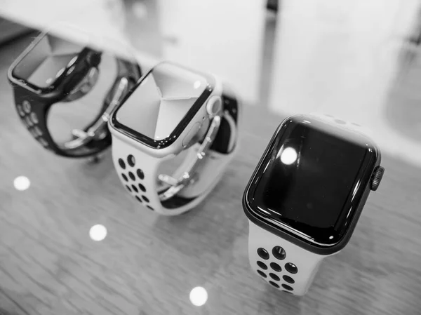 Apple Computers Watch Series 5 выходит в продажу в магазине — стоковое фото