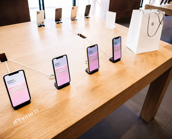 Apple számítógépek iPhone 11, 11 Pro és Pro Max megy eladásra — Stock Fotó