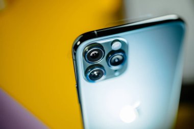 Yeni iphone 11 Pro arka üçlü kamera detay