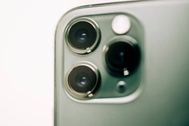 Yeni iphone 11 Pro arka üçlü kamera detay
