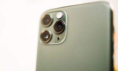 Yeni iphone 11 Pro arka üçlü kamera detay