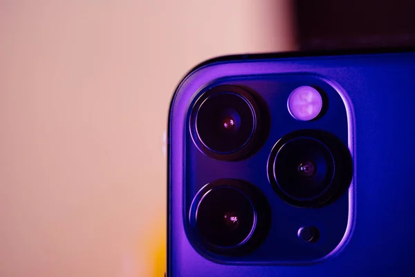 Detalhe do novo iPhone 11 Pro câmera tripla traseira — Fotografia de Stock