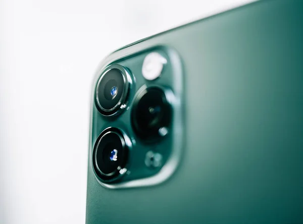 Dettaglio del nuovo iPhone 11 Pro posteriore tripla fotocamera — Foto Stock