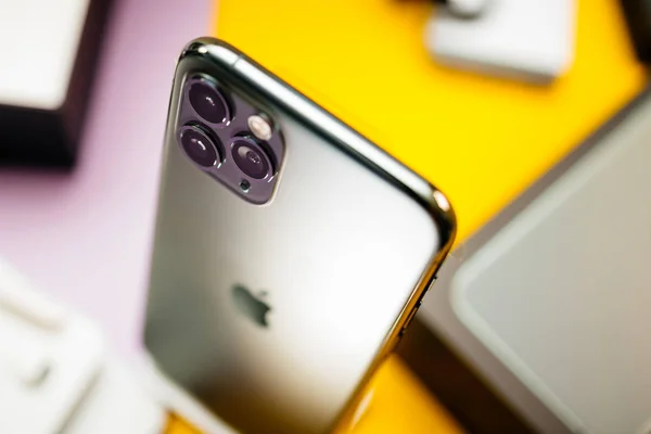 Részlet az új iPhone 11 Pro hátsó Triple-kamera — Stock Fotó