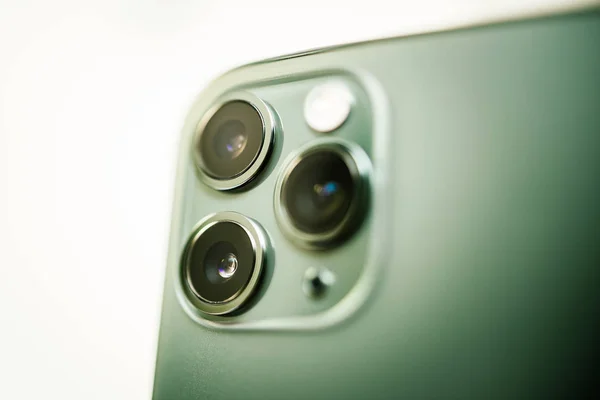 Dettaglio del nuovo iPhone 11 Pro posteriore tripla fotocamera — Foto Stock