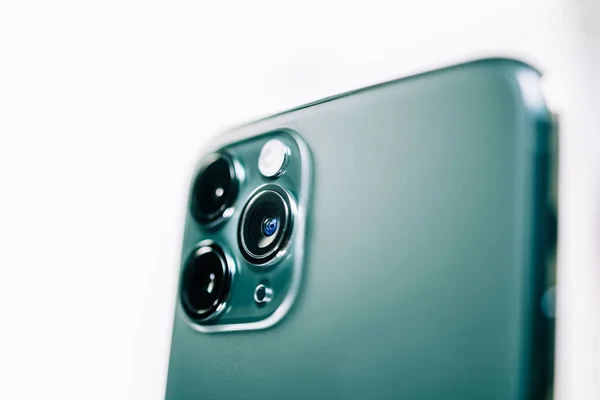 Dettaglio del nuovo iPhone 11 Pro posteriore tripla fotocamera — Foto Stock