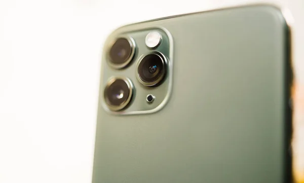 Деталь нового iPhone 11 Pro с задней тройной камерой — стоковое фото