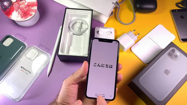 Man unboxing latgest Apple Υπολογιστές iPhone 11 Pro — Φωτογραφία Αρχείου