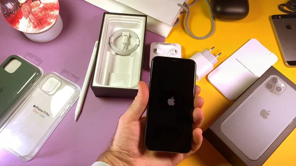 Hombre unboxing más tarde Apple Computadoras iPhone 11 Pro — Foto de Stock