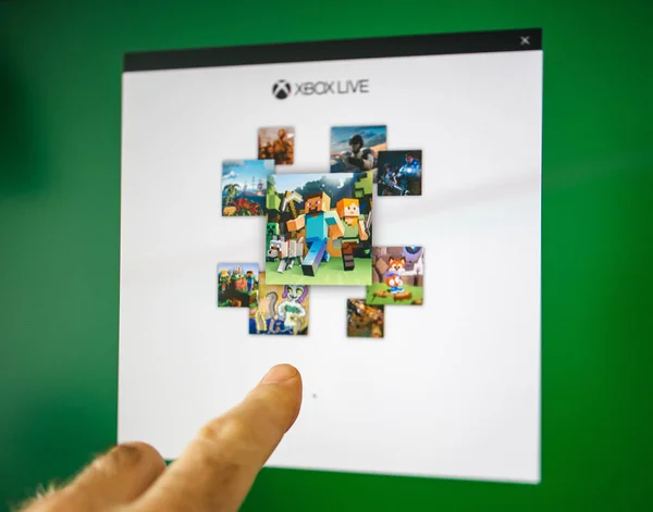 Xbox Live の下にある [サインイン] ボタンを押す男性の手 — ストック写真