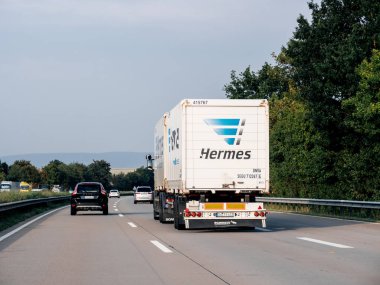 Alman autoba hermes parsel teslimat kamyon