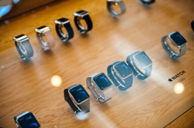 Birden fazla Apple Watch kişisel giyilebilir cihaz sırası