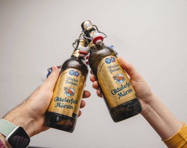Oktoberfest'te Alman birası içen ler