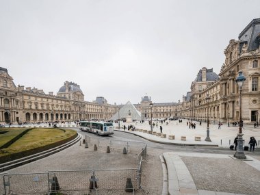 Louvre Müzesi ve paris'in merkezindeki piramitleri ziyaret eden turistler