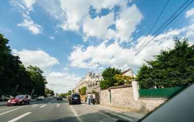Paris periferik mahallede arabadan Sürücü Pov