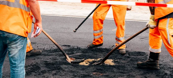 Workers posing asphalt in Dutch city central square — Stock Photo, Image