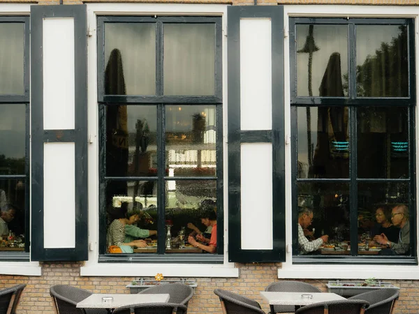 Turistas asiáticos chinos comiendo en restaurante holandés — Foto de Stock
