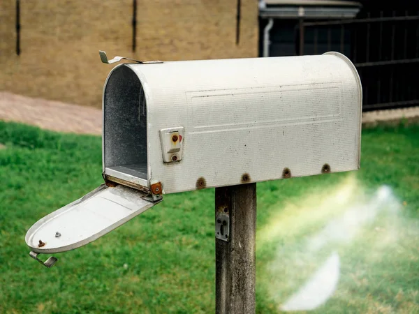 Открытый почтовый ящик в американском стиле перед домом — стоковое фото
