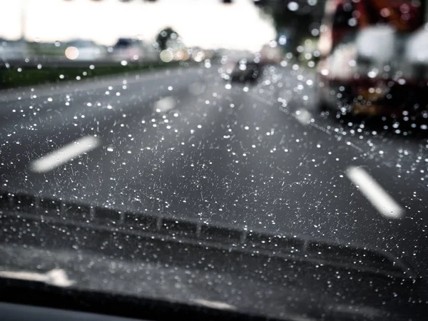 在雨天公路上驾驶的汽车司机Pov — 图库照片