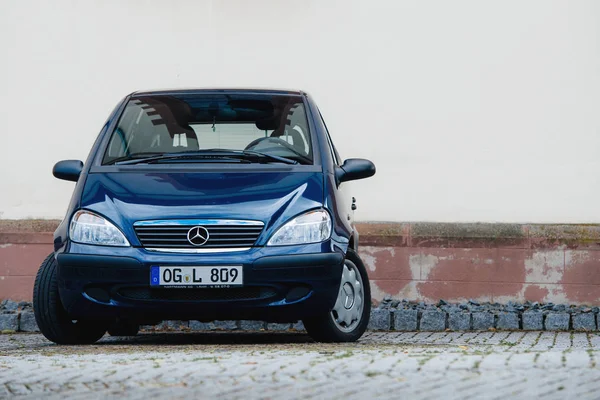 Nuevo Mercedes-benz azul Un mini coche klass — Foto de Stock