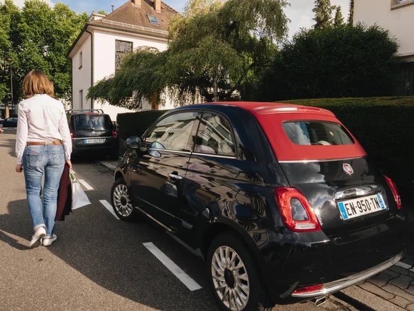 Elegante mujer dejando su Fiat 500 mini — Foto de Stock