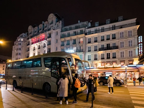 Párizsi utca turistákkal vár közelében buszkocsi — Stock Fotó