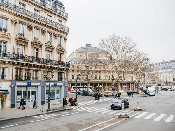 在巴黎大街上行走的人的鸟瞰图 — 图库照片