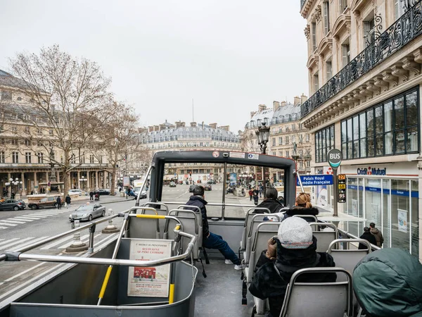 Bus turístico parisino con turistas visitantes — Foto de Stock