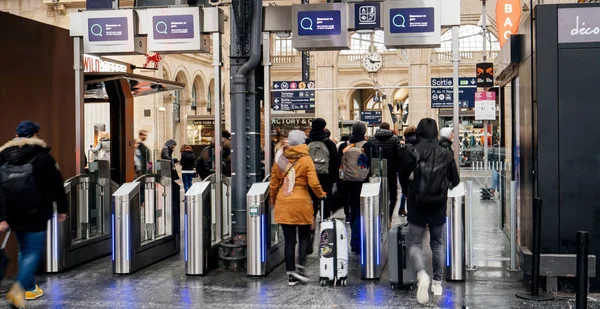 Vista trasera de los pasajeros esperando cruzar la barrera segura —  Fotos de Stock