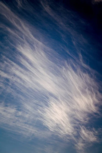 Hermosas nubes azules dispersas múltiples — Foto de Stock