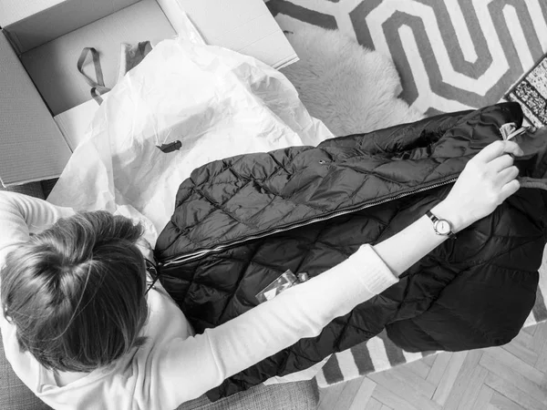 Mulher unboxing desembalar novas roupas de inverno parka — Fotografia de Stock
