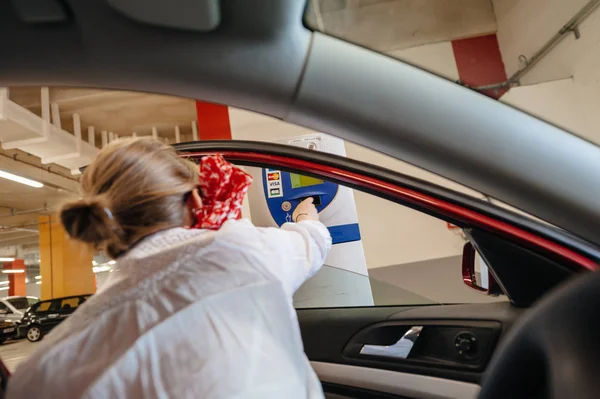 Nő fizet az árusító autó parkoló gát — Stock Fotó