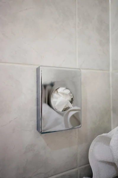 Sacos de descarte sanitário em banheiros para higiene feminina — Fotografia de Stock