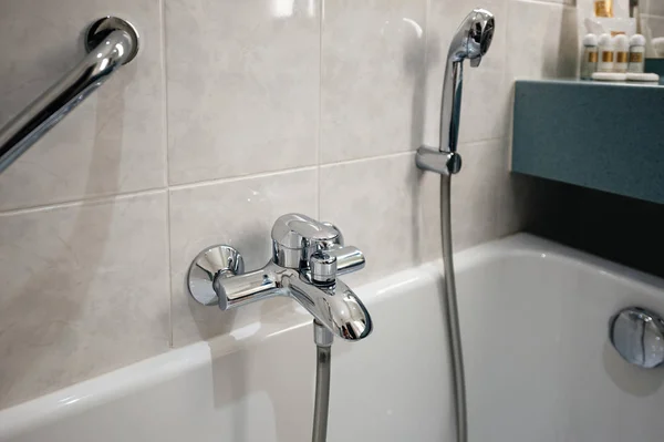 Blick auf modernes Badezimmer mit Badewanne Detail — Stockfoto