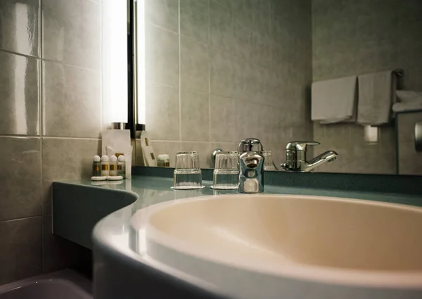 Wnętrze nowoczesnego trójgwiazdkowego hotelu z umywalką, kranem z chromowanej wody — Zdjęcie stockowe