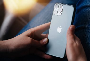 Apple Computers iphone 11 Pro test ini kullanan kadın