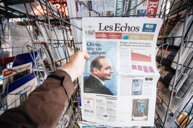 Jacques Chirac basın kiosk gazete kapağında